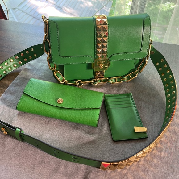 Michael Kors Collection Italy lime green with Amazing gold tone hardware design. - Picture 2 of 9